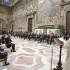 El Papa se dirige a los mandatarios europeos ayer en el Vaticano.
