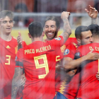 Los jugadores de la selección española celebran el gol de Paco Alcácer.