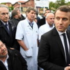 Macron, durant la seua visita a un hospital als afores de París.
