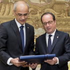 Imatge d’Antoni Martí al costat de François Hollande.