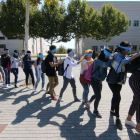 Un grupo de estudiantes, con los ojos vendados, ayer en las inmediaciones del campus de Cappont. 