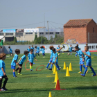 A la imatge, nens prenent part en les activitats de futbol al Complex del Segrià.