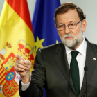 El Consell de Ministres - Acordarà les mesures d’intervenció a Catalunya, que ja compten amb el suport del PSOE i Ciutadans. Encara que Rajoy no va voler revelar les línies mestres, els socialistes van avançar que hi haurà eleccions, i tot a ...