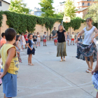 Nens i nenes de la Seu d’Urgell assajant dilluns a la plaça de les Monges.