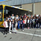 Alumnos de tercero de la escuela Santa Maria de Gardeny, ayer en las cocheras de Autobusos de Lleida.