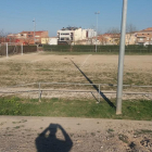 Estado del campo de fútbol, con malas hierbas en el área de juego. 