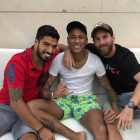 Neymar se reencontró ayer en Barcelona con sus excompañeros del tridente Leo Messi y Luis Suárez.