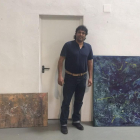 L’artista, durant la instal·lació dels quadres a Mas Blanch i Jové.
