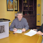 L'alcalde, David Rodríguez, i el director del museu, mossèn Lluís Prat, van signar l'acord per al dipòsit de l'urna.