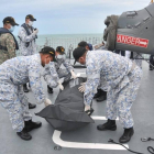 Hallados restos humanos en el destructor accidentado en Singapur  -  Los restos de algunos marineros estadounidenses que viajaban a bordo del destructor USS John S. McCain, que colisionó el lunes con un petrolero cerca de Singapur, fueron hallados ...