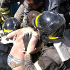 Bombers rescaten un petit atrapat a la runa després del terratrèmol a l’illa d’Isquia.