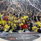 Els jugadors del Fenerbahçe celebren la victòria davant de l’Olympiacos a la final de l’Eurolliga. 