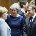 La primera ministra britànica, Theresa May, al costat de Merkel i Macron en la cimera de Brussel·les.