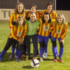 En la imagen, seis de las madres que forman el equipo junto a la entrenadora, Ares Sangrà.