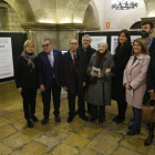 Jordi Pàmias i Rosa Fabregat, acompanyats per les autoritats al pati del Palau de la Paeria, a l’exposició de la Càtedra Màrius Torres.