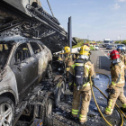 Estat en el qual va quedar el camió incendiat a l’autovia a Ribera d’Ondara.