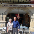 Armando amb la seva dona davant de Cal Pepito, en una recent visita a Balaguer.