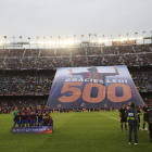 El Camp Nou va desplegar una pancarta d’homenatge a Messi pels seus 500 gols.