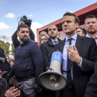 Macron va ser esbroncat pels treballadors d’una planta en vaga, mentre que Le Pen va ser ovacionada.