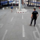 Imágenes de una cámara de seguridad que grabó ayer los hechos en el paso fronterizo de Melilla.