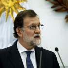 Rajoy habló ayer, desde Montevideo, por primera vez de los casos de corrupción que acechan al PP.