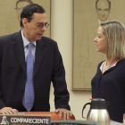 Jaime Caruana, amb Ana Oramas, diputada de Coalició Canària, ahir a la comissió d’investigació.