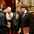 Puigdemont defendió ayer en el Parlament al diputado de JxSí, Lluís Llach, sobre el acatamiento de la ley por los funcionarios.