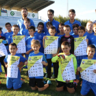 Un dels equips de l’Ivars, amb els cartells del torneig.