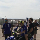 Rossi, pilotant ahir l’escúter al pàdoc de Motorland.