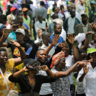 Centenares de civiles celebraron ayer la dimisión de Mugabe.