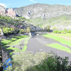 El río Segre en Coll de Nargó, en la cola del pantano de Oliana, con pocas reservas (45%) y rodeado de verde, inusualmente en otoño.