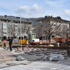 Las obras de urbanización que se están llevando a cabo en la plaza Joan Sansa de La Seu.