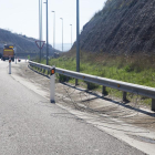 El cable eléctrico tendido ayer en la autovía en Cervera tras el choque del globo aeroestático. 