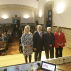 Josep Vallverdú, flanquejat pels responsables de l’IEI, ahir amb el públic que va omplir l’Aula Magna.
