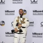El rapero Drake, feliz tras recibir 13 premios Billboard.