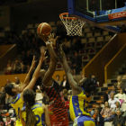 Meiya Tirera y Bahí intentan evitar el lanzamiento de Naignoume Coulibaly, jugadora del Girona.