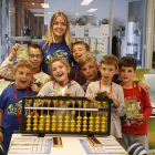 Alumnos del colegio Claver, practicando ayer cálculo con ábaco.