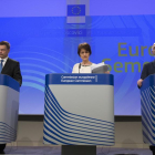 El vicepresidente para el euro, Valdis Dombrovskis y los comisarios Marianne Thyssen y P. Moscovici.