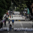 Imagen de una calle de Caracas, capital de Venezuela, ayer durante la primera jornada de huelga.