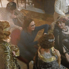 Sílvia Munt, en el centre de la imatge, parlant amb les actrius.