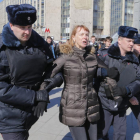 Policías rusos arrestan a una persona durante la marcha contra la corrupción.