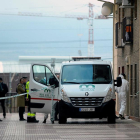 Un coche de los servicios funerarios espera delante del domicilio de Azuqueca de Henares.