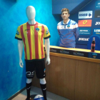 La samarreta amb la senyera que l’equip lluirà davant l’Atlètic Saguntí, i l’entrenador del Lleida, Gerard Albadalejo.