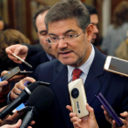 El ministre de Justícia, Rafael Catalá, fa declaracions als passadissos del Congrés dels Diputats.
