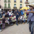 Animació infantil amb tallers i contacontes, ahir a la plaça Major de Cervera, Vila del Llibre.