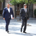 El president de la Generalitat, Carles Puigdemont, i el vicepresident, Oriol Junqueras, es dirigeixen a la reunió del Consell Executiu d'aquest dimarts.