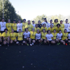 Las jugadoras de ambos equipos posaron antes del partido en el homenaje histórico al fútbol femenino del CF Pardinyes.