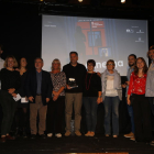Autoridades, organizadores y ganadores de los premios, anoche en la clausura del festival Som Cinema en el Cafè del Teatre de Lleida.