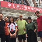Los miembros de La Baldufa, ayer ante el China International Children’s Theatre de Pekín. 