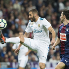 Benzema controla un balón ante la presión de un defensor del Eibar.